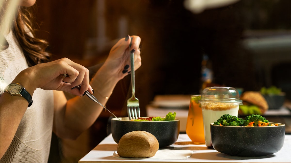 Bouillon végétal riche avec herbes fraîches